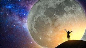 Luna Plină din aprilie 2024 aduce provocări pentru aceste zodii! Urmează tensiuni și schimbări majore